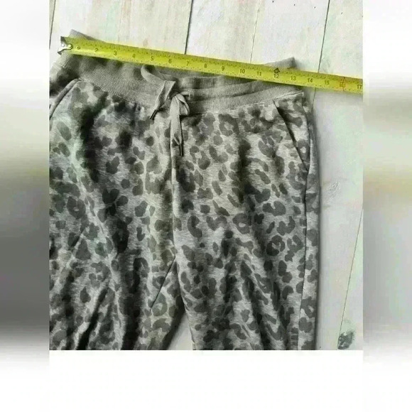 Old Navy Leopard Print Gray Mid Rise Street Jogger Drawstring Sweats Size XS - Picture 5 of 7